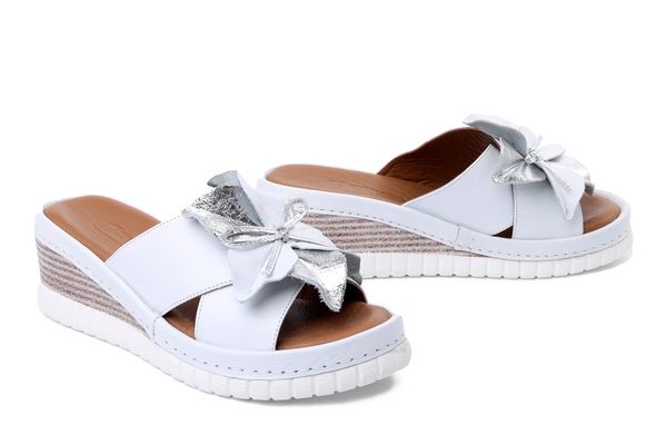 ARTIKER RELAKS 54C0538 biało-srebrny, klapki damskie. Białe klapki Artiker Relaks, bez wzorów, ze skóry, bez obcasa, na koturnie, bez zapięcia. Za 155.94 zł.