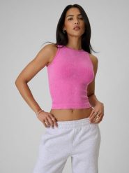 4F Top slim z prążkowanej dzianiny damski - różowy XS/S. Czerwone topy 4f, s, bez wzorów, z dzianiny, vintage, bez kołnierzyka, bez ramiączek. Za 79.99 zł.