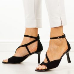 Czarne zamsz skórzane Polskie sandały damskie Prestige 2313/ki. Czarne sandały Prestige, bez wzorów, ze skóry, eleganckie, bez obcasa, na szpilce, bez zapięcia. Za 419.00 zł.