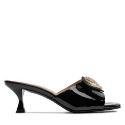 Klapki LOVE MOSCHINO. Czarne klapki Love Moschino, bez wzorów, bez obcasa, bez zapięcia. Za 769.99 zł.