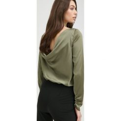 Guess bluzka damska kolor zielony gładka. Zielone bluzki Guess, xs, z aplikacjami, z tkaniny, bez kołnierzyka, bez ramiączek. W wyprzedaży za 209.99 zł.