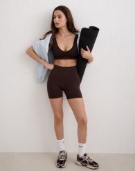 Damskie szorty wysoki stan, squat proof, invisible scrunch Shape Seamless brąz. Brązowe szorty sportowe AIM'N, bez wzorów, z dzianiny, z podwyższonym stanem, na fitness i siłownię. Za 212.00 zł.