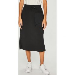 Nike Sportswear - Spódnica. Czerwone spódnice Nike Sportswear, na co dzień, m, bez wzorów, z bawełny, midi, proste. W wyprzedaży za 179.90 zł.