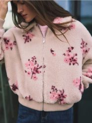 Miękka bluza z kołnierzykiem - kremowy. Białe bluzy Reserved, l, bez wzorów, z dzianiny, bez ramiączek, bez kaptura. Za 199.99 zł.