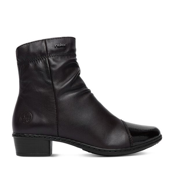 Botki Rieker. Brązowe botki Rieker, bez wzorów, bez obcasa, na słupku, bez zapięcia. Za 379.99 zł.