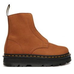 Botki Dr. Martens. Brązowe botki Dr Martens, bez wzorów, bez obcasa, na płaskiej podeszwie, bez zapięcia. Za 899.99 zł.