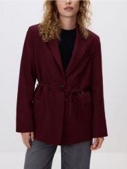Marynarka z wiązaniem - burgundowy. Czerwone marynarki i żakiety Reserved, l, bez wzorów, z tkaniny, klasyczne, bez ramiączek. W wyprzedaży za 159.99 zł.