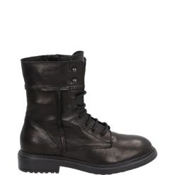 CZARNE BOTKI A3 VITELLO NERO. Czarne botki Venezia, bez wzorów, ze skóry, bez obcasa, bez zapięcia. Za 299.00 zł.