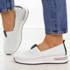 Białe ażurowe skórzane półbuty damskie Cambell 07342. Białe półbuty wsuwane Cambell, na jesień, w ażurowe wzory, z jeansu, casualowe, z okrągłym noskiem, bez obcasa, na płaskiej podeszwie. Za 219.00 zł.