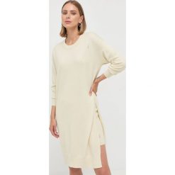 Patrizia Pepe sukienka z domieszką wełny kolor żółty mini oversize. Żółte sukienki Patrizia Pepe, bez wzorów, z dzianiny, bez kołnierzyka, bez ramiączek, maxi, oversize. Za 1,089.90 zł.