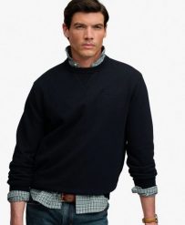 Superdry Bluza Essential Stacked Logo Crew – krój relaxed – DARK NAVY. Niebieskie bluzy bez kaptura Superdry, m, bez wzorów, z bawełny, bez kaptura. Za 386.90 zł.
