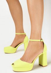 Żółte Sandały na Słupku i Platformie z Noskiem Peep Toe Jelesia. Żółte sandały Born2be, bez wzorów, z otwartym noskiem, bez obcasa, na obcasie, bez zapięcia. W wyprzedaży za 89.99 zł.