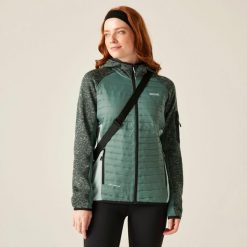 Kurtka damska hybrydowa Newhill. Niebieskie kurtki Regatta, bez wzorów, z dzianiny, bez kaptura. Za 129.99 zł.