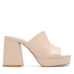 Klapki DeeZee. Brązowe klapki DeeZee, bez wzorów, bez obcasa, bez zapięcia. Za 159.99 zł.