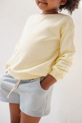 MINI spodenki z dzianiny dresowej w kolorze POWDER BLUE - BUNCHES-128-134 (8-9). Niebieskie szorty Marsala, bez wzorów, z bawełny. W wyprzedaży za 32.97 zł.