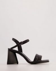 CZARNE SANDAŁY 675141601 BLACK. Czarne sandały Venezia, bez wzorów, ze skóry, bez obcasa, bez zapięcia. Za 299.00 zł.