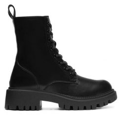 Trzewiki Jenny Fairy. Czarne botki Jenny Fairy, bez wzorów, bez obcasa, na płaskiej podeszwie, bez zapięcia. Za 129.99 zł.