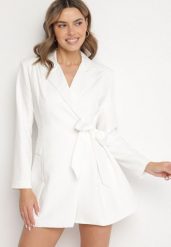 Biała Kopertowa Sukienka z Imitacją Kieszeni Talriti. Białe sukienki Born2be, l, bez wzorów, eleganckie, bez kołnierzyka, bez ramiączek, mini, kopertowe. W wyprzedaży za 132.99 zł.