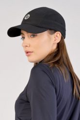 Czapka z daszkiem do biegania Unisex Nessi Sportswear. Czarne czapki z daszkiem NESSI SPORTSWEAR, bez wzorów, z elastanu, sportowe. Za 279.00 zł.