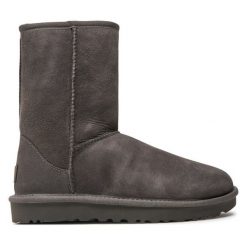 Śniegowce Ugg. Szare śniegowce UGG, bez wzorów, bez zapięcia. Za 1,039.00 zł.