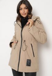Ciemnobeżowa Kurtka Parka z Kapturem i Kieszeniami Ściągana w Pasie Omeina. Brązowe kurtki Born2be, l, bez wzorów, z jeansu, eleganckie, z kapturem. W wyprzedaży za 127.49 zł.