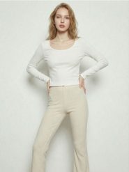 Bawełniana bluzka z długim rękawem - kremowy. Białe bluzki Sinsay, l, bez wzorów, z bawełny, bez kołnierzyka, bez ramiączek. Za 19.99 zł.