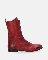 CZERWONE BOTKI Z NITAMI 32979-220B PA CH. Czerwone botki Venezia, bez wzorów, ze skóry, bez obcasa, bez zapięcia. Za 799.00 zł.