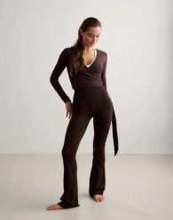 Damskie legginsy rozszerzane z wysokim stanem dla wysokich Sense czekoladowe. Brązowe legginsy AIM'N, bez wzorów, z elastanu, długie. Za 344.00 zł.