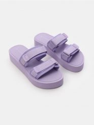 Klapki na platformie z materiałowymi paskami na rzep - fioletowy. Fioletowe klapki Sinsay, bez wzorów, z materiału, bez obcasa, na platformie, bez zapięcia. Za 39.99 zł.