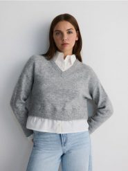 Krótki sweter z koszulowymi elementami - jasnoszary. Szare swetry Reserved, l, bez wzorów, z dzianiny, bez ramiączek. W wyprzedaży za 109.99 zł.