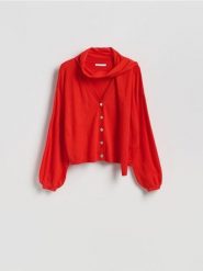 Sweter z szalem - czerwony. Czerwone swetry Reserved, l, bez wzorów, z dzianiny, bez ramiączek. Za 129.99 zł.