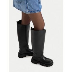 Kozaki G-Star. Czarne kozaki G-Star, bez wzorów, retro, bez obcasa, na płaskiej podeszwie, bez zapięcia. Za 639.99 zł.