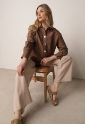 Brązowa Koszula Oversize z Wiskozą i Lnem Zdobiona Nieregularnymi Guzikami Inisera. Brązowe koszule Born2be, l, z aplikacjami, z jeansu, biznesowe, bez kołnierzyka, bez ramiączek. Za 109.99 zł.