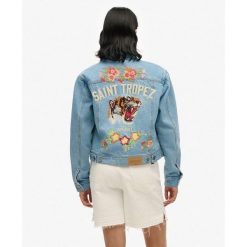 Kurtka jeansowa ozdobiona. Niebieskie kurtki Superdry, bez wzorów, z jeansu, bez kaptura. W wyprzedaży za 401.65 zł.