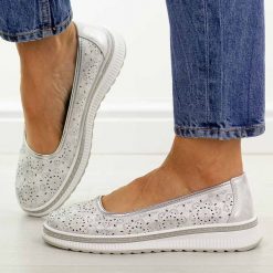 Srebrne ażurowe skórzane baleriny damskie S.Barski 7038. Szare baleriny S.BARSKI, w ażurowe wzory, z jeansu, casualowe, z okrągłym noskiem, bez obcasa, na płaskiej podeszwie, bez zapięcia. Za 229.00 zł.