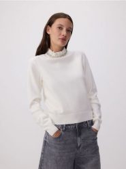 Sweter z ozdobną aplikacją - kremowy. Białe swetry Reserved, l, z aplikacjami, z dzianiny, bez ramiączek. Za 129.99 zł.