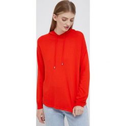United Colors of Benetton sweter damski kolor czerwony lekki. Czerwone swetry United Colors Of Benetton, m, bez wzorów, bez ramiączek. W wyprzedaży za 224.99 zł.