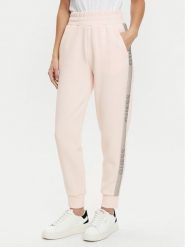 Guess Spodnie dresowe W5RB00 KBYE2 Różowy Regular Fit. Czerwone spodnie dresowe Guess, z aplikacjami, z dresówki. Za 309.99 zł.