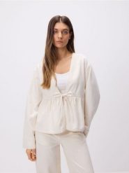 Jeansowa marynarka z wiązaniem - złamana biel. Marynarki i żakiety Reserved, l, bez wzorów, z bawełny, bez ramiączek. Za 139.99 zł.