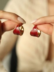 Pierres delicates Pozłacane kolczyki-wkrętki z masą perłową rozmiar: onesize. Czerwone kolczyki Pierres delicates, z perłą, pozłacane. Za 43.99 zł.