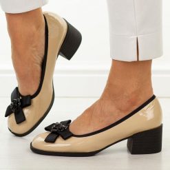 Beżowe skórzane półbuty damskie Cambell 98333. Brązowe półbuty wsuwane Cambell, na lato, bez wzorów, z jeansu, eleganckie, bez obcasa, na obcasie. Za 229.00 zł.