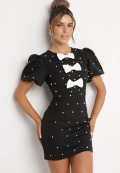 Czarna Dopasowana Sukienka Ozdobiona Kokardkami i Perełkami Nelmoi. Czarne sukienki Born2be, m, z aplikacjami, eleganckie, bez kołnierzyka, bez ramiączek, mini, dopasowane. W wyprzedaży za 144.49 zł.