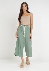 Zielone Spodnie Kasis. Zielone jeansy Born2be, l, bez wzorów, z jeansu, eleganckie. Za 129.99 zł.