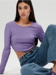 Bluzka z wiązaniem - fioletowy. Fioletowe bluzki Sinsay, l, bez wzorów, bez kołnierzyka, bez ramiączek. W wyprzedaży za 29.99 zł.