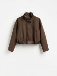 Bawełniana kurtka z paskiem - brązowy. Brązowe kurtki Reserved, l, bez wzorów, z bawełny, bez kaptura. Za 259.99 zł.