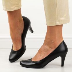 Czarne Polskie czółenka damskie Gregors 465. Czarne czółenka GREGORS, bez wzorów, ze skóry, biznesowe, bez obcasa, na szpilce, bez zapięcia. Za 379.00 zł.