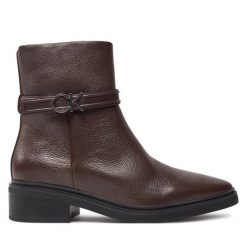 Botki Calvin Klein. Brązowe botki Calvin Klein, bez wzorów, bez obcasa, na płaskiej podeszwie, bez zapięcia. Za 519.99 zł.