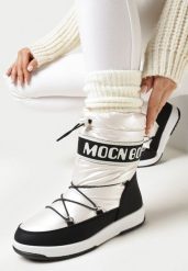 Białe Ocieplone Śniegowce na Płaskiej Grubszej Podeszwie z Ozdobną Taśmą i Napisem Apatriotti. Białe śniegowce Born2be, bez wzorów, bez zapięcia. Za 69.99 zł.