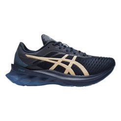 Buty do biegania damskie, Novablast. Niebieskie buty treningowe ASICS, bez wzorów, z materiału, przed kostkę, bez zapięcia, do biegania. Za 449.99 zł.