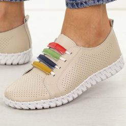 Beżowe ażurowe skórzane półbuty damskie Cambell 94334. Brązowe półbuty wsuwane Cambell, na lato, w ażurowe wzory, z jeansu, casualowe, z okrągłym noskiem, bez obcasa. Za 219.00 zł.